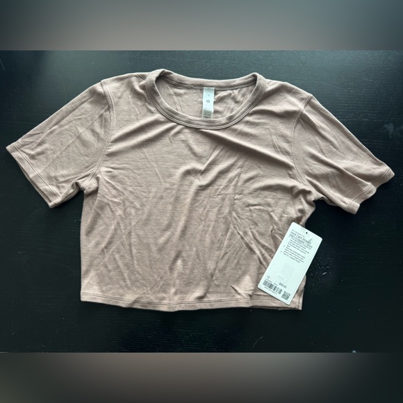 Lululemon NWT Women's Tan Crop Top Size 12 - Picture 3 of 7